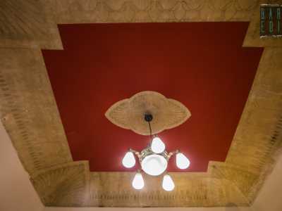 ...circondata da una cornice color ocra in cui si susseguono foglie di papiro e boccioli di loto